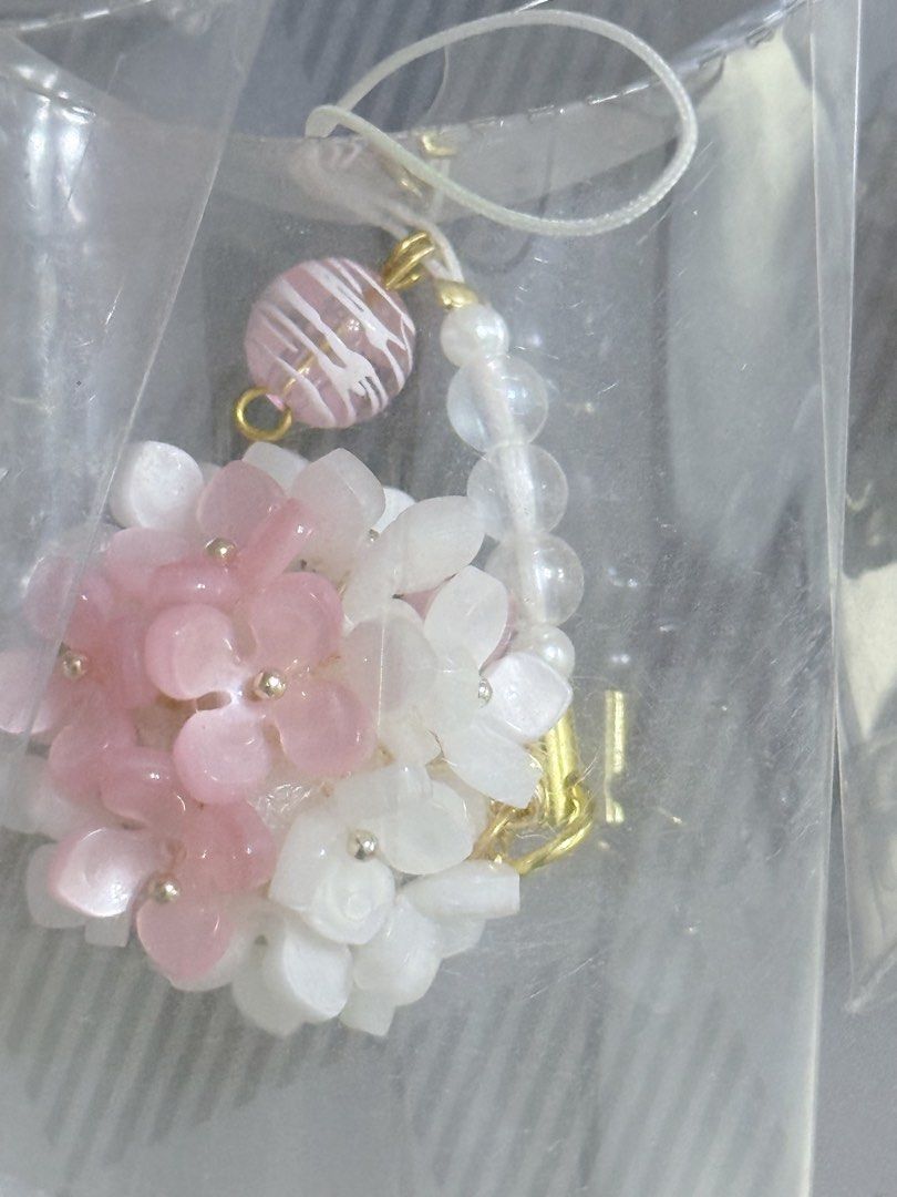 Hydrangea Charm (Category: Handmade Craft) located in Singapore. Submitted by bloodri (Listing ID 1433722281, Image 5). Description: Hydrangea charm 2x2cm Orangex2 Blue Colorfulx2 Pink .