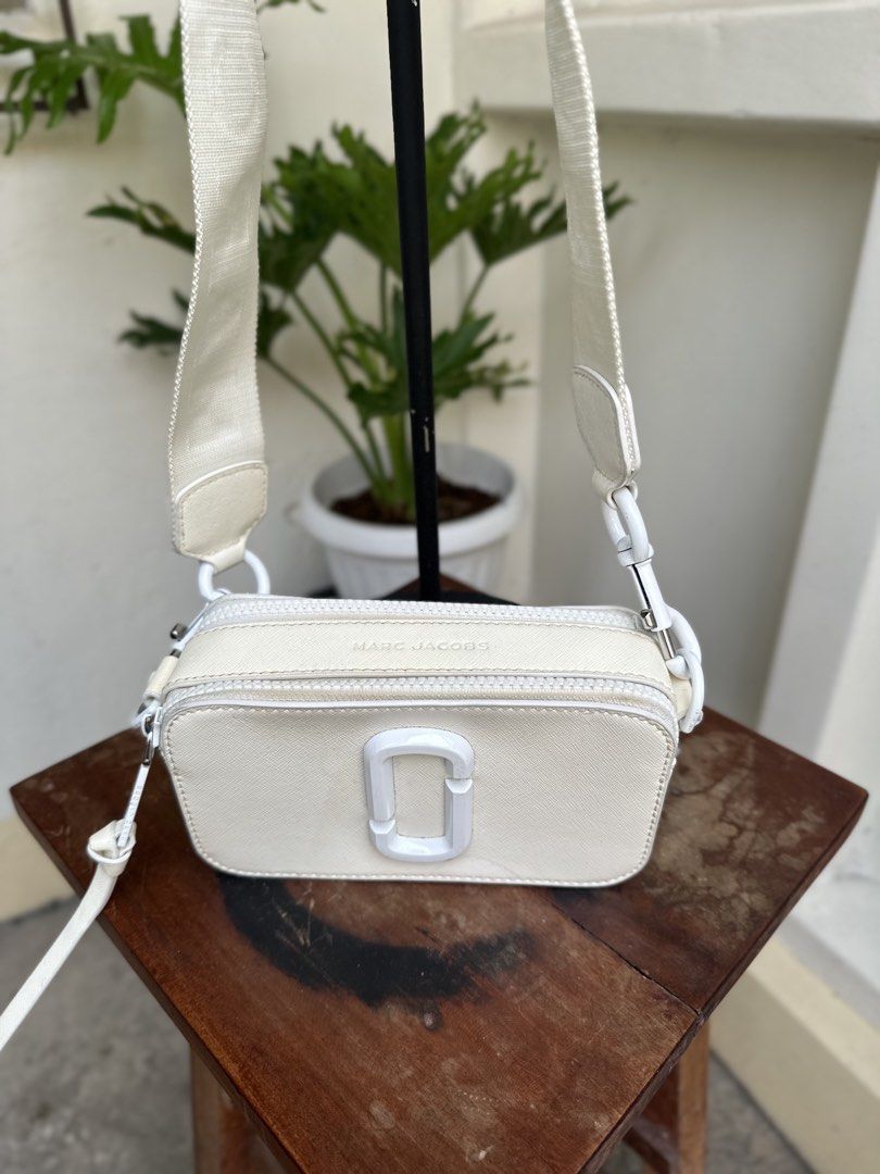 Marc Jacobs The Box Bag (Category: Luxury Bags & Wallets) located in Bacolod City. Submitted by thestitchph (Listing ID 1433709952, Image 3). Description: - Cream-colored Marc Jacobs The Box Bag - Detachable shoulder strap - Rectangular shape - Double zipper closure - Marc Jacobs logo on the front - Light gray interior lining - Made in Vietnam Missing one zipper pully.
