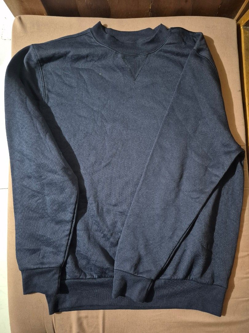 Navy Blue Sweatshirt [READ DETAILS!] (Category: Coats, Jackets and Outerwear) located in Baguio. Submitted by hcneyluv (Listing ID 1433600451, Image 1). Description: ˗ˏˋhow to avail?´ˎ˗ •buy at least 2 CLOTHES from my listing or the whole makeup decluttering set - ˗ˏˋrfs ´ˎ˗ •does not fit seller •not the size she expected - ˗ˏˋdetails ´ˎ˗ •was bought from an online thrift in ig (shop calina) •mined @ 300.