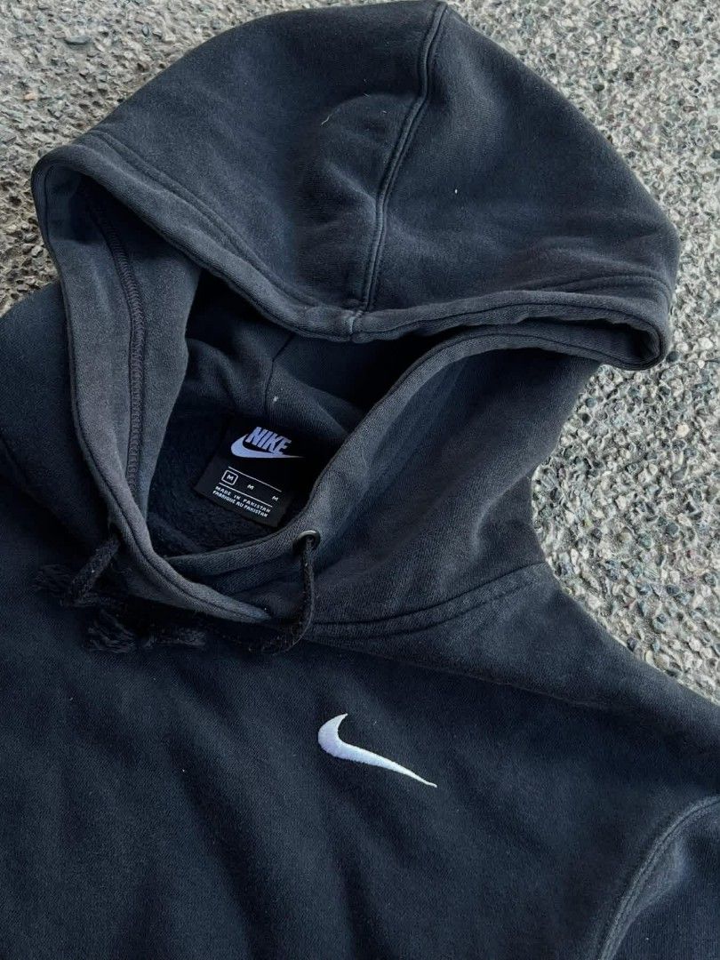 Nike Hoodie Black (Category: Hoodies) located in Manila. Submitted by eightofour (Listing ID 1433610493, Image 2). Description: 25 X 23 MEDIUM MINIMAL SIGN OF USAGE - Black Nike hoodie - Size: M - Small white Nike logo on chest - Hood with drawstrings - Kangaroo pocket - Comfortable material - Inside tag visible - Perfect for casual & streetwear.