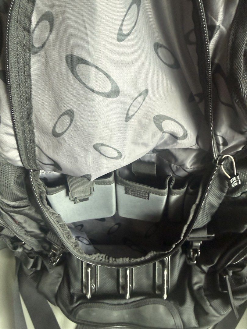 Oakley Kitchen Sink 34L backpack 背囊背包 archive （分類：背包）位於 Hong Kong。 由 lamz17 提交（商品編號 1433590096，圖片 3）。簡介： 好新淨 唔急住放 有需要先嚟問。