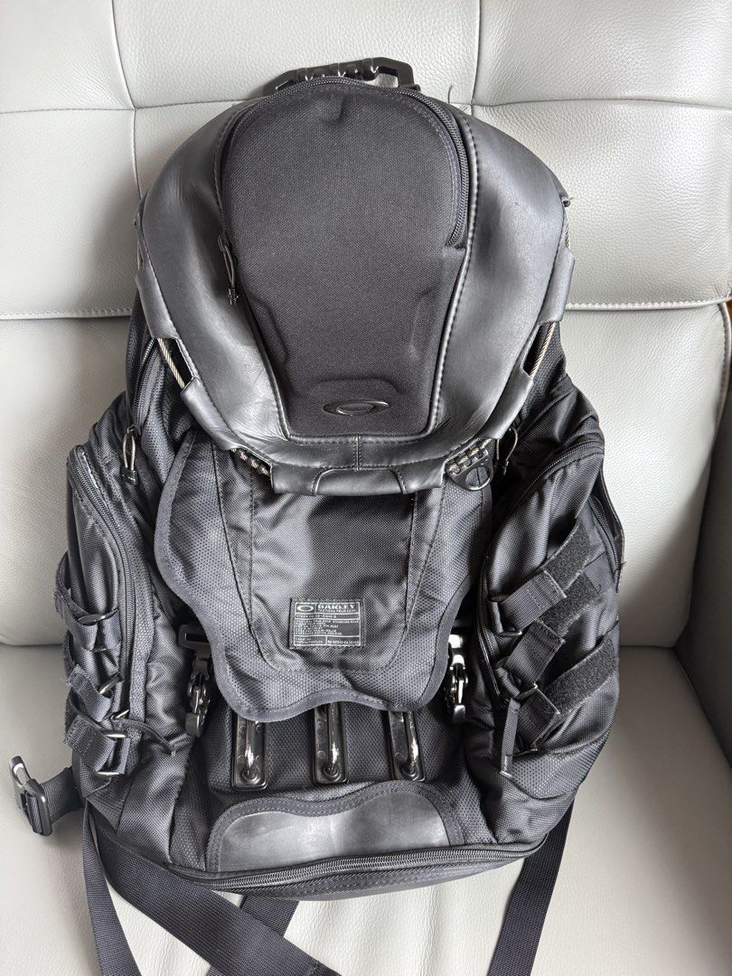 Oakley Kitchen Sink 34L backpack 背囊背包 archive （分類：背包）位於 Hong Kong。 由 lamz17 提交（商品編號 1433590096，圖片 1）。簡介： 好新淨 唔急住放 有需要先嚟問。