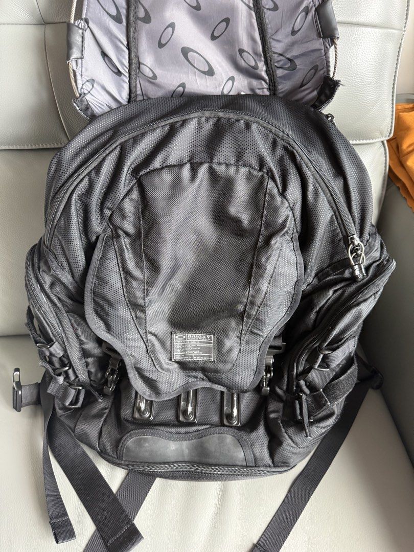 Oakley Kitchen Sink 34L backpack 背囊背包 archive （分類：背包）位於 Hong Kong。 由 lamz17 提交（商品編號 1433590096，圖片 2）。簡介： 好新淨 唔急住放 有需要先嚟問。