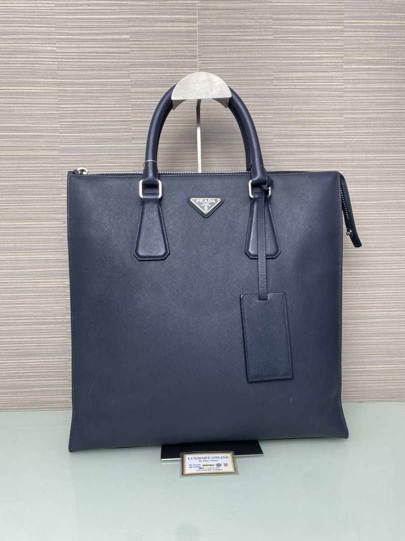 Prada Laptop Bag (Category: Luxury Bags & Wallets) located in Iloilo. Submitted by eliseohana (Listing ID 1433586768, Image 1). Description: .