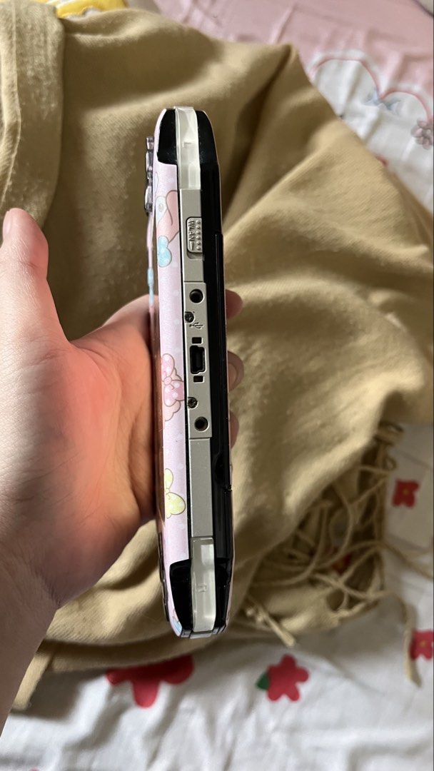 PSP 3000 (Category: PlayStation) located in Manila. Submitted by ariannetim71941 (Listing ID 1433612311, Image 3). Description: PSP 3000 Location: Makati - 32gb games - Comes with charger and clear case - No issue - Second hand - Sticker can be removed - Negotiable, pm for final price - Shipping should be shouldered by buyer - working in good condition ➡ 32gb 80 Games ➡ 300 Snes Games ➡ 33 Games Capcom Cps1 ➡ 9 Games Capcom Cps2 ➡ 9 Games Neo Geo