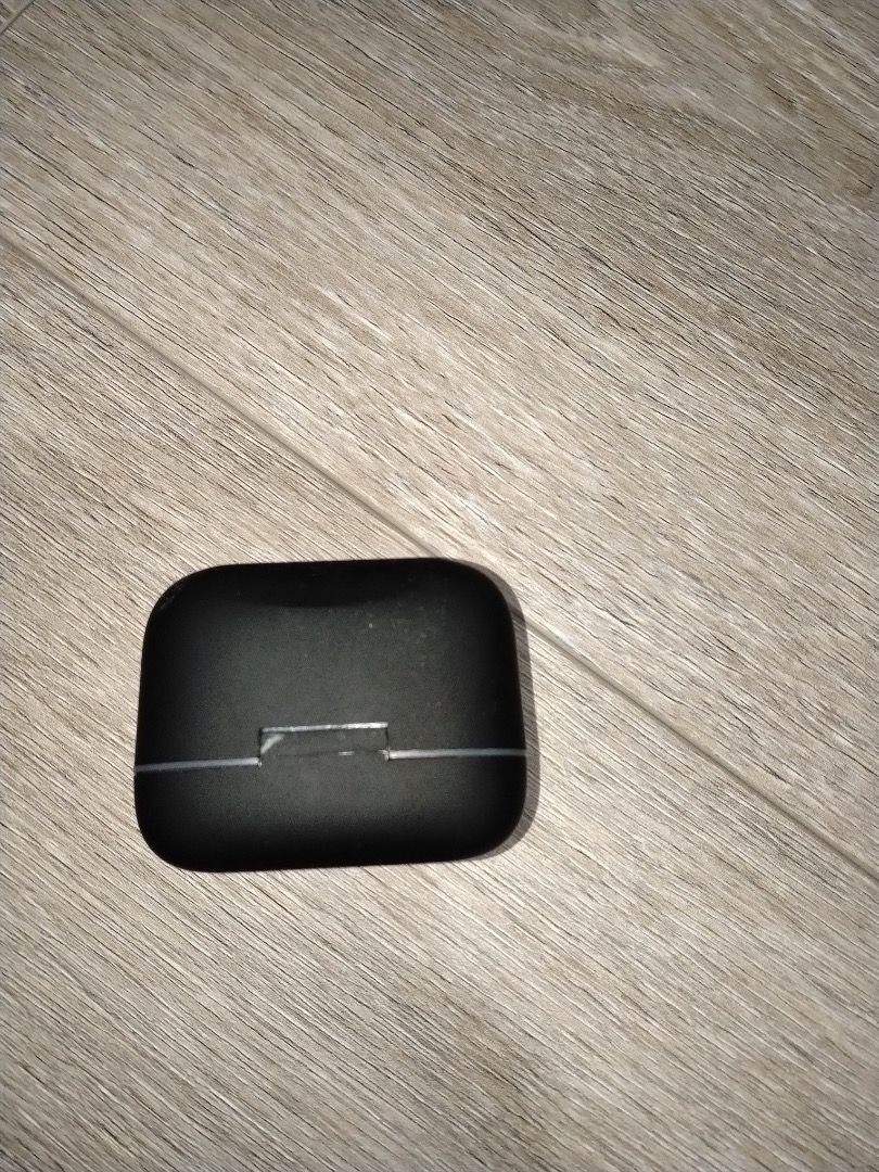 Reflex Active Wireless Earbuds (Category: Earphones) located in Singapore. Submitted by baller122 (Listing ID 1433779754, Image 3). Description: - Reflex Active wireless earbuds - bought for 30 selling for 20 - USB-C charging port -sell away as i did not like it -not used at all just don’t have the casing -fast deal 17 take and go -cash only.