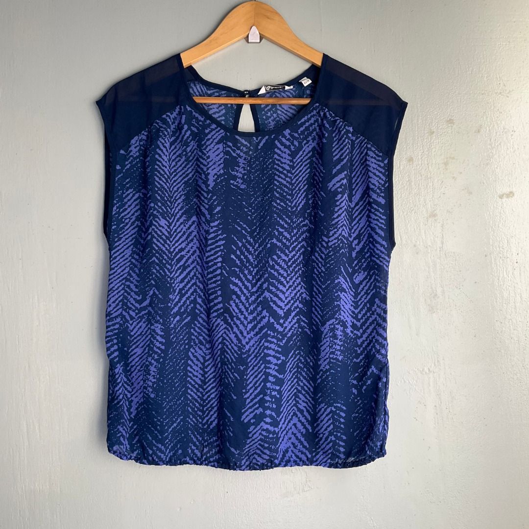 REITMANS | Navy Chevron Print Chiffon Blouse (Category: Blouses) located in Cagayan de Oro. Submitted by random_thrift.av (Listing ID 1433642460, Image 2). Description: ◇Dim: W19 L23 ◇ Semi-sheer chiffon back and shoulder panels with a chic keyhole button closure ◇ Subtle elasticized hemline to create a polished tucked-in look without the bulk ◇ Fabric is non stretchable ◇ Due to brightness, lighting or other factors, the color of the actual prod