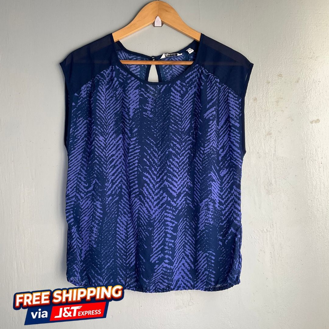REITMANS | Navy Chevron Print Chiffon Blouse (Category: Blouses) located in Cagayan de Oro. Submitted by random_thrift.av (Listing ID 1433642460, Image 1). Description: ◇Dim: W19 L23 ◇ Semi-sheer chiffon back and shoulder panels with a chic keyhole button closure ◇ Subtle elasticized hemline to create a polished tucked-in look without the bulk ◇ Fabric is non stretchable ◇ Due to brightness, lighting or other factors, the color of the actual prod