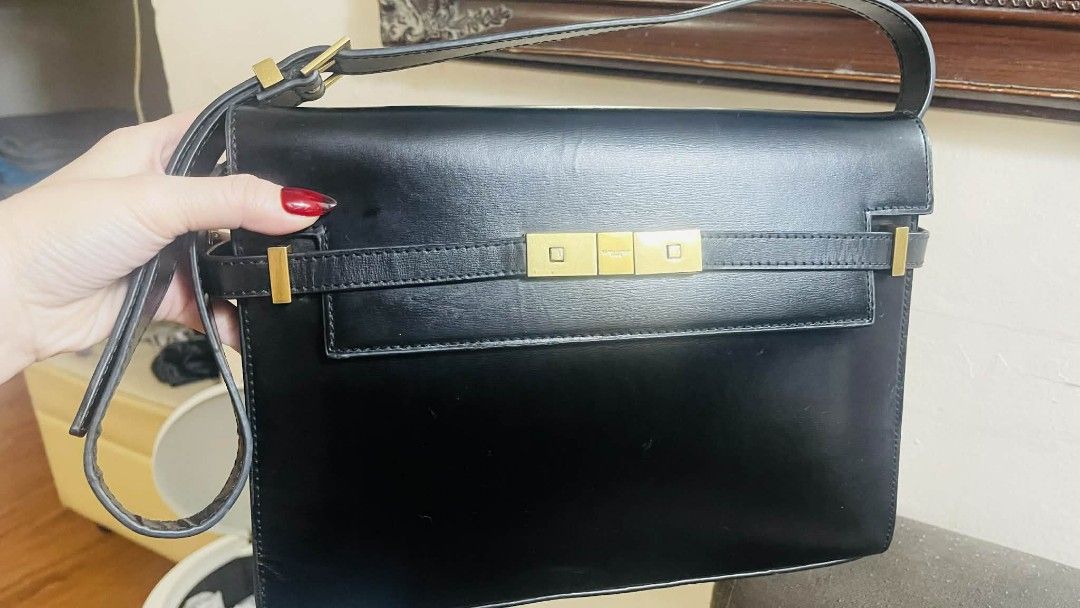 Saint Laurent Manhattan Box Medium Black Leather Shoulder Bag (Category: Shoulder Bags) located in Manila. Submitted by jjm-collections (Listing ID 1433588403, Image 2). Description: issue lock ,magnetic lock and signs of wear.