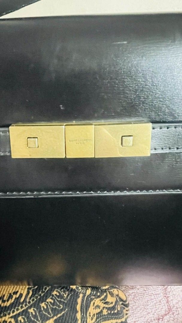 Saint Laurent Manhattan Box Medium Black Leather Shoulder Bag (Category: Shoulder Bags) located in Manila. Submitted by jjm-collections (Listing ID 1433588403, Image 3). Description: issue lock ,magnetic lock and signs of wear.