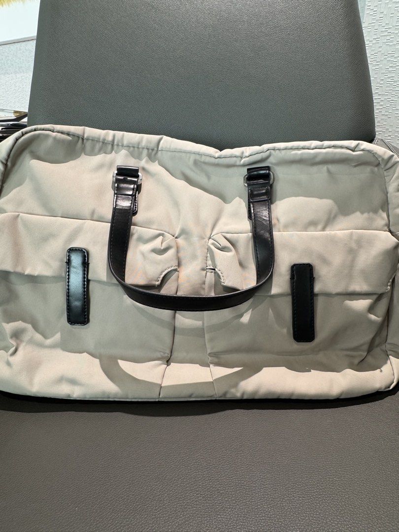 Samsonite Beige laptop Bag (Category: Laptop Bags & Sleeves) located in Makati City. Submitted by gonz4669 (Listing ID 1433584815, Image 1). Description: - Samsonite laptop bag - Beige exterior with black leather accents - Dual top handles - Multiple interior compartments - Includes a padded section - Gray interior lining - Secure zipper closure - Samsonite logo detail - slightly cracking on PU accents.