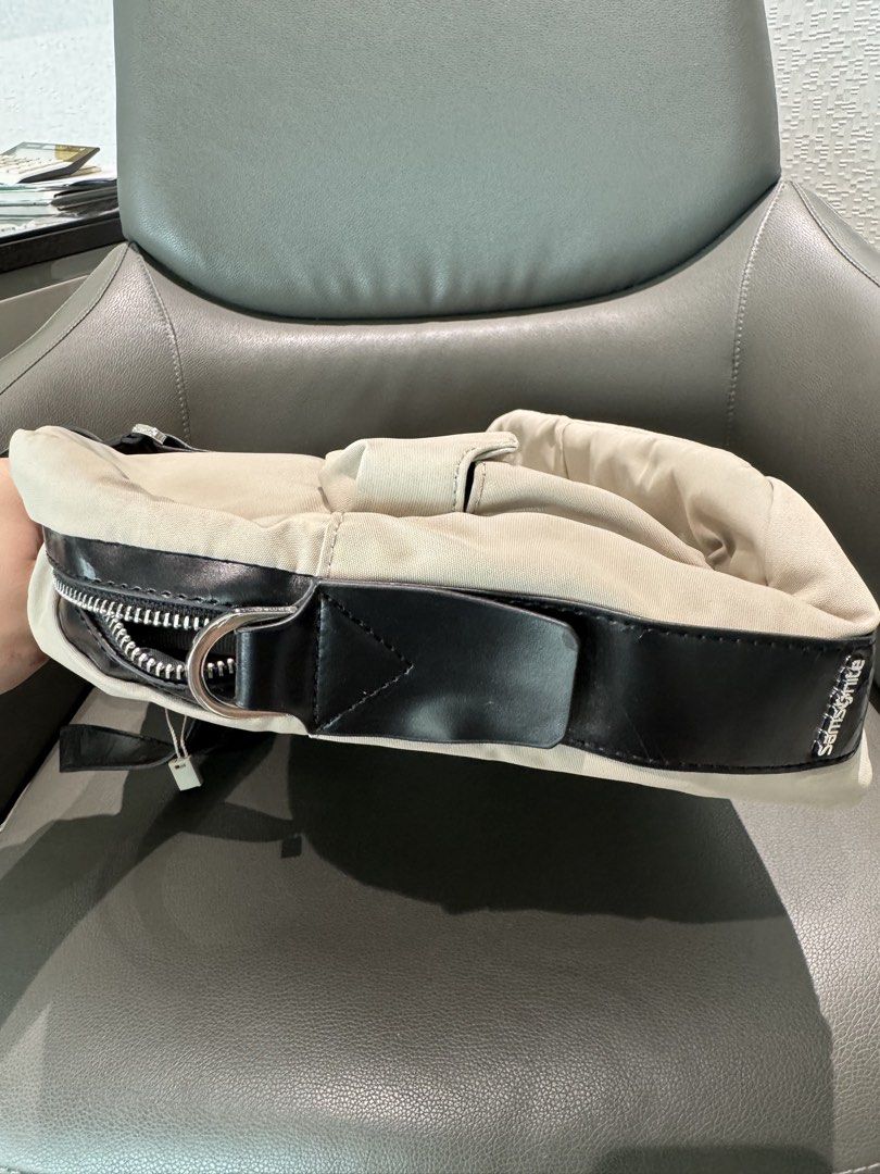 Samsonite Beige laptop Bag (Category: Laptop Bags & Sleeves) located in Makati City. Submitted by gonz4669 (Listing ID 1433584815, Image 2). Description: - Samsonite laptop bag - Beige exterior with black leather accents - Dual top handles - Multiple interior compartments - Includes a padded section - Gray interior lining - Secure zipper closure - Samsonite logo detail - slightly cracking on PU accents.