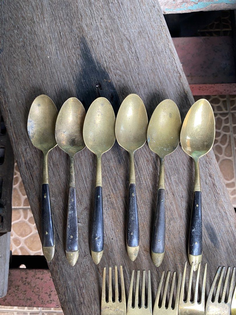 Set Sudu Garfu Tembaga Antik (Category: Dinnerware & Cutlery) located in Bangi. Submitted by shzninaa (Listing ID 1433640047, Image 3). Description: Set 6 sudu & 6 garfu .