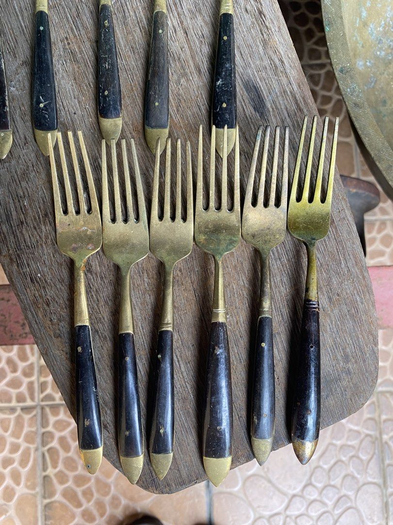 Set Sudu Garfu Tembaga Antik (Category: Dinnerware & Cutlery) located in Bangi. Submitted by shzninaa (Listing ID 1433640047, Image 2). Description: Set 6 sudu & 6 garfu .