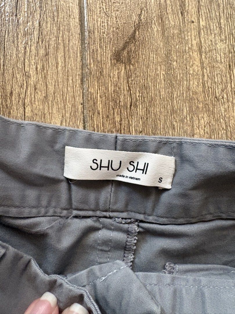 SHU SHI Wide Leg Pants / Slacks - Gray (Category: Other Bottoms) located in Makati City. Submitted by jellyfishblues (Listing ID 1433682857, Image 1). Description: Waist - 24, Length - 37 Wide leg slacks, suitable for dress up or down. Doesnt fit me anymore Note: had the hems tailored to my height.