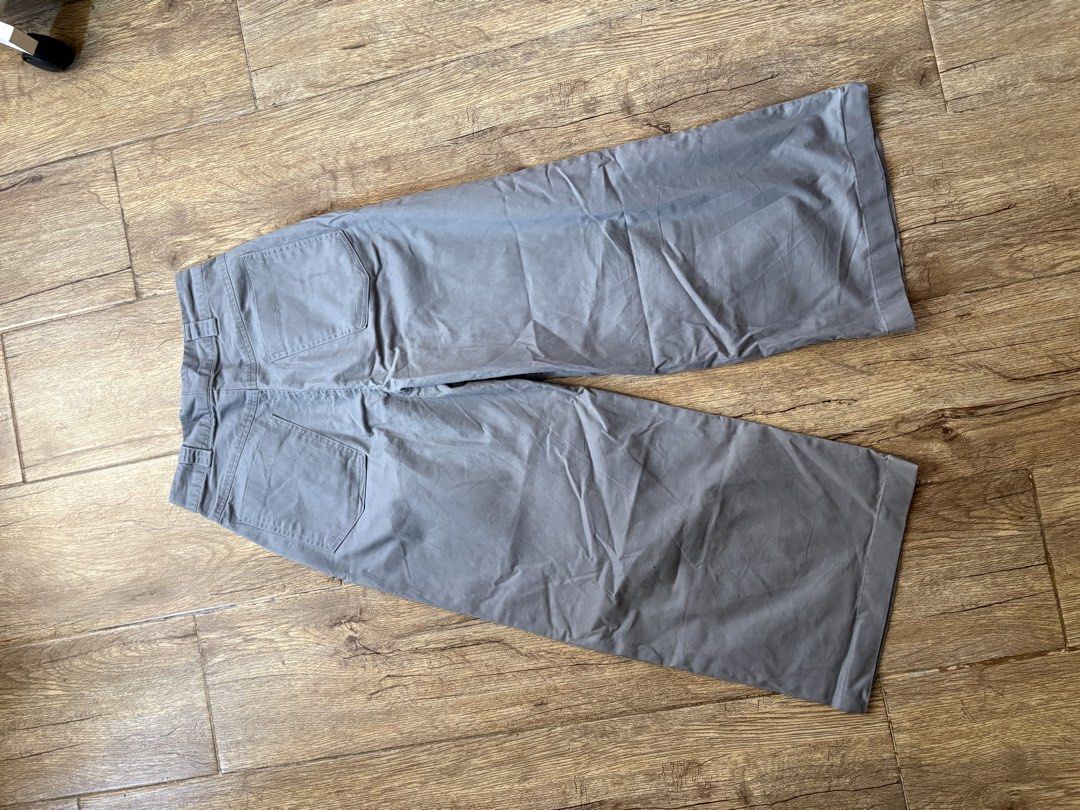 SHU SHI Wide Leg Pants / Slacks - Gray (Category: Other Bottoms) located in Makati City. Submitted by jellyfishblues (Listing ID 1433682857, Image 3). Description: Waist - 24, Length - 37 Wide leg slacks, suitable for dress up or down. Doesnt fit me anymore Note: had the hems tailored to my height.