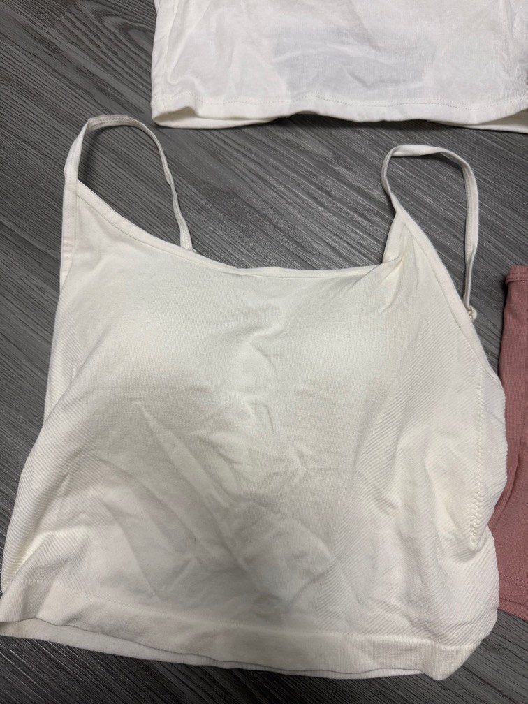 Singlets with padding (Category: Sleeveless) located in Kajang. Submitted by xy001015 (Listing ID 1433696816, Image 3). Description: Bundle for RM25.