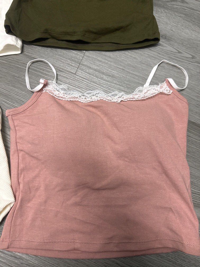 Singlets with padding (Category: Sleeveless) located in Kajang. Submitted by xy001015 (Listing ID 1433696816, Image 2). Description: Bundle for RM25.