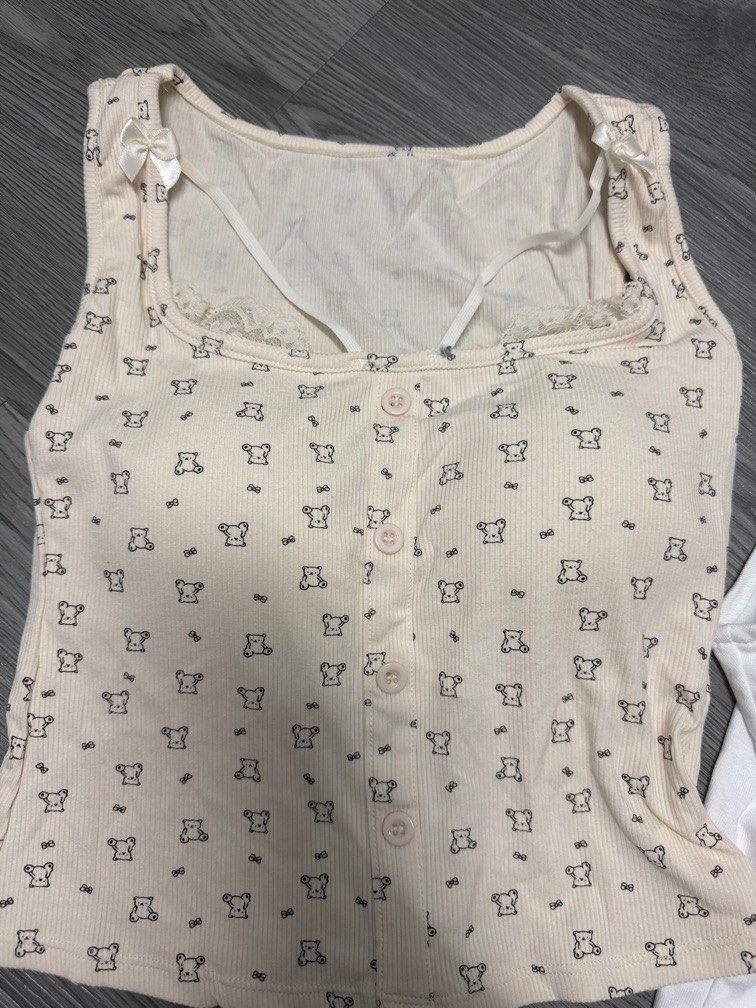 Singlets with padding (Category: Sleeveless) located in Kajang. Submitted by xy001015 (Listing ID 1433697693, Image 3). Description: Bundle for RM30.