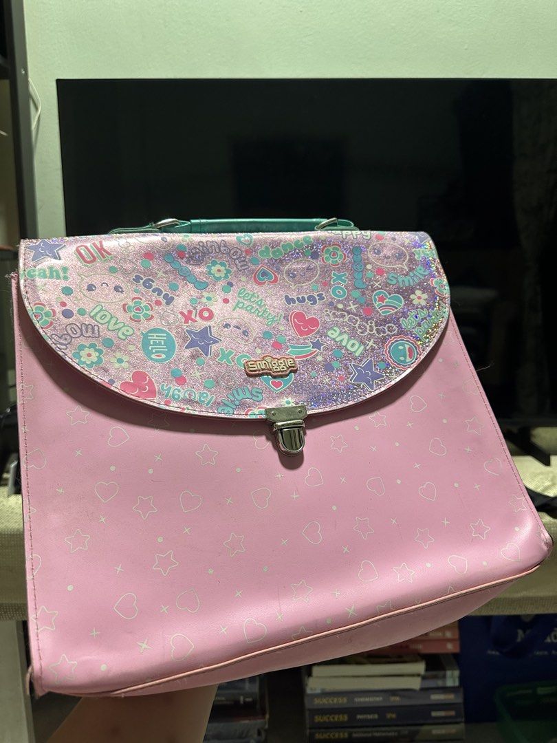 Smiggle Rectangular/Box Bag (Category: Stationery & School Supplies) located in Kuala Lumpur. Submitted by azimrahim21 (Listing ID 1433730237, Image 1). Description: Smiggle Rectangular/Box Bag x1 Strap Condition 7/10 Overall masih cantik dan tiada sebarang kerosakan Hanya perlu dibersihkan sikit Material leather Selling As-Is/Seadanya dan Altogether/Sekali gus Zips tak ada yang rosak, isi dalaman semua masih cantik PM for more pictures Prefer CO