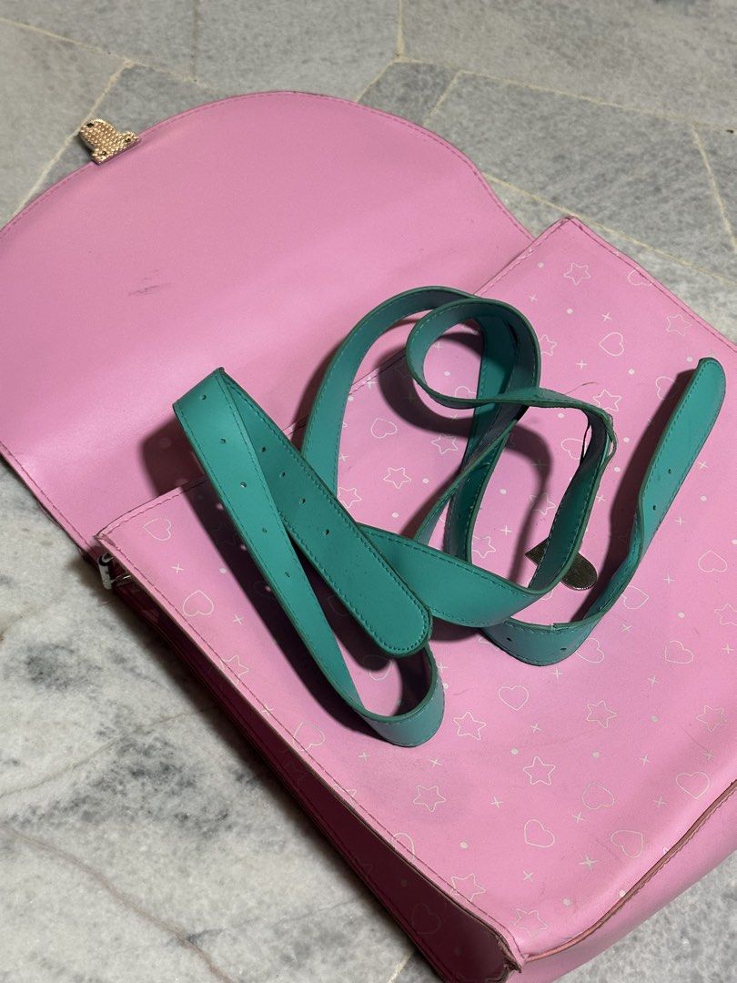 Smiggle Rectangular/Box Bag (Category: Stationery & School Supplies) located in Kuala Lumpur. Submitted by azimrahim21 (Listing ID 1433730237, Image 3). Description: Smiggle Rectangular/Box Bag x1 Strap Condition 7/10 Overall masih cantik dan tiada sebarang kerosakan Hanya perlu dibersihkan sikit Material leather Selling As-Is/Seadanya dan Altogether/Sekali gus Zips tak ada yang rosak, isi dalaman semua masih cantik PM for more pictures Prefer CO