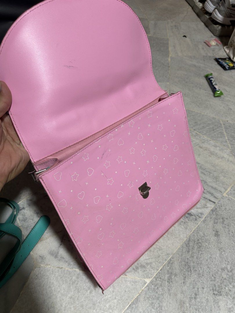 Smiggle Rectangular/Box Bag (Category: Stationery & School Supplies) located in Kuala Lumpur. Submitted by azimrahim21 (Listing ID 1433730237, Image 2). Description: Smiggle Rectangular/Box Bag x1 Strap Condition 7/10 Overall masih cantik dan tiada sebarang kerosakan Hanya perlu dibersihkan sikit Material leather Selling As-Is/Seadanya dan Altogether/Sekali gus Zips tak ada yang rosak, isi dalaman semua masih cantik PM for more pictures Prefer CO