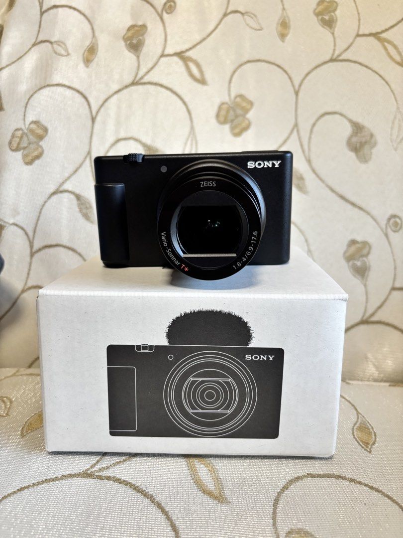 Sony ZV1 mii (Category: Cameras) located in Balayan. Submitted by Minutetowinit (Listing ID 1433681074, Image 3). Description: .