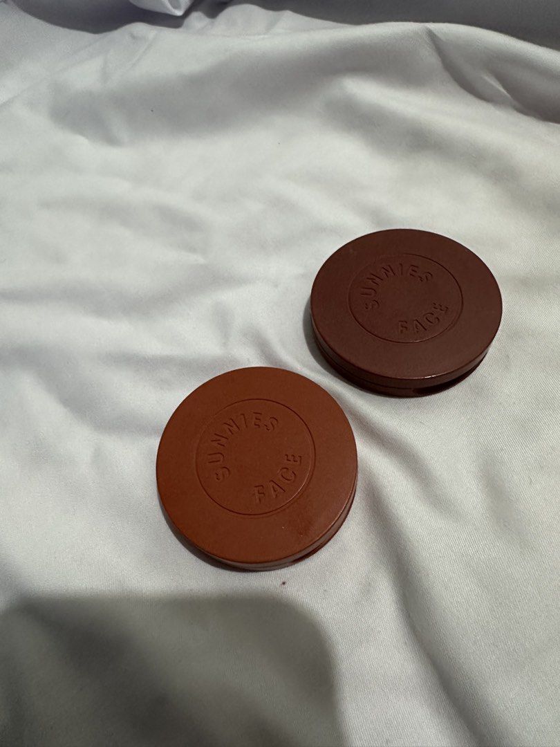 Sunnies Face Airblush Cheek Tint (Category: Makeup) located in Pasay City. Submitted by j9declutter (Listing ID 1433725392, Image 3). Description: Carousell Decluttering! Selling low!!! Pick-up via grab/move it/joyride/angkas/lalamove. Meet-up location: Lrt Edsa station NO COD! If in doubt, wag bumili 😁 You can pay thru BPi & Gcash only. Happy shopping! ❤️❤️❤️ - Sunnies Face Airblush Cheek Tints - Available Shades: Mars and Moon - Powder blush f