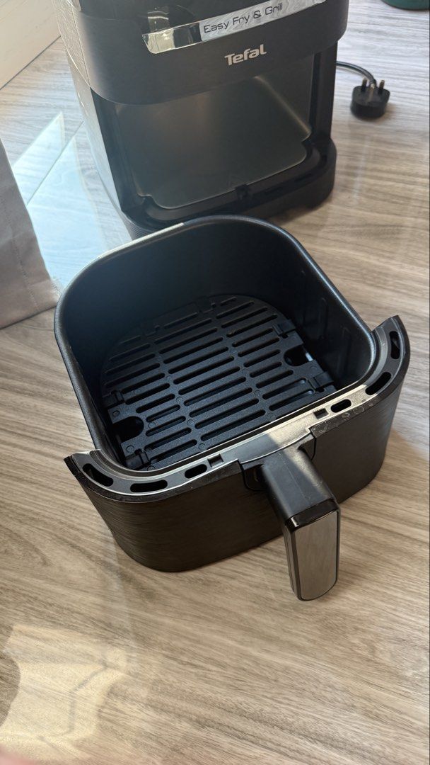 Tefal Easy Fry & Grill Precision 2-in-1 (Category: Cookware & Accessories) located in Makati City. Submitted by miranda.dy (Listing ID 1433680822, Image 3). Description: - Tefal Easy Fry & Grill Precision Air Fryer - 2-in-1: Air Fry and Grill - 4.2L Capacity - Healthy cooking with little to no oil - Includes basket and components Bought in Amazon Orig price Php 14k .