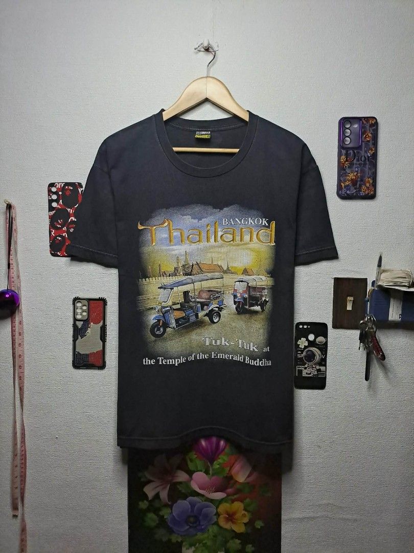 Thailand Souvenir (Category: Tshirts & Polo Shirts ) located in Manila. Submitted by yaseen__73 (Listing ID 1433763338, Image 1). Description: Black crewneck t-shirt is a Thailand souvenir graphic tee featuring tuk-tuks and the Temple of the Emerald Buddha. Wearing Size : M on Tag Dimensions : W21 x L27 Color Rate : 9.2/10 - Good Fade - Very Good Condition 🔥 PRE - OWNED 🔥 580.00 or Best Offer 🫴 Courier : J&T Express 🚛 Lalamove 🛵 Seller's Loc