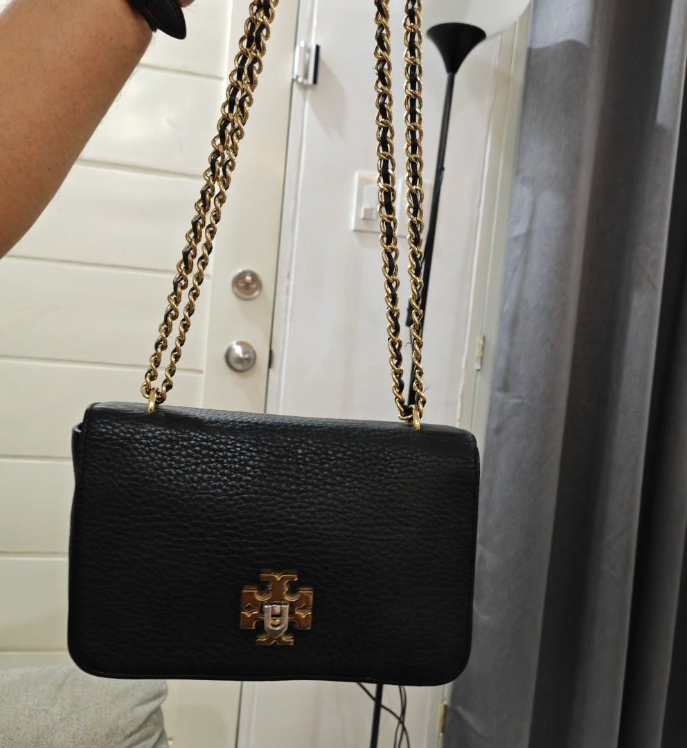 Tory Burch Crossbody Bag (Category: Luxury Bags & Wallets) located in Caloocan City. Submitted by det123123 (Listing ID 1433749165, Image 3). Description: Tory Burch Crossbody Bsg Slightly used Preloved.