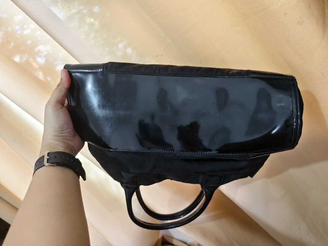 Tory Burch Ella Black Tote Bag (Category: Luxury Bags & Wallets) located in Manila. Submitted by findswithalcloset (Listing ID 1433723038, Image 2). Description: - Black Tory Burch tote bag - Large logo on the front - Patent leather accents - Interior zip pocket - Some interior stains - Handles show wear - Stylish and functional for everyday use -naputol na din yung jelly tag nya sa sobrang gamit😅.