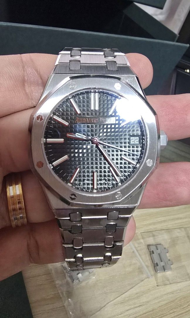 Unpolished LNIB Jun 2023 Audemars Piguet Royal Oak 15510ST Green Dial 15510ST.OO.1320ST.09 (Category: Watches) located in Singapore. Submitted by jjishere (Listing ID 1433590799, Image 2). Description: ​​Model: 15510ST.OO.1320ST.04 ​Dial: Khaki Green "Grande Tapisserie" ​Condition: Very well taken care/unpolished with RX8 Stickers ​Dated: 20/11/2023 ​Set: Inner/outer boxes, warranty card, and all original links. -Authentication at buyer cost. -Ba