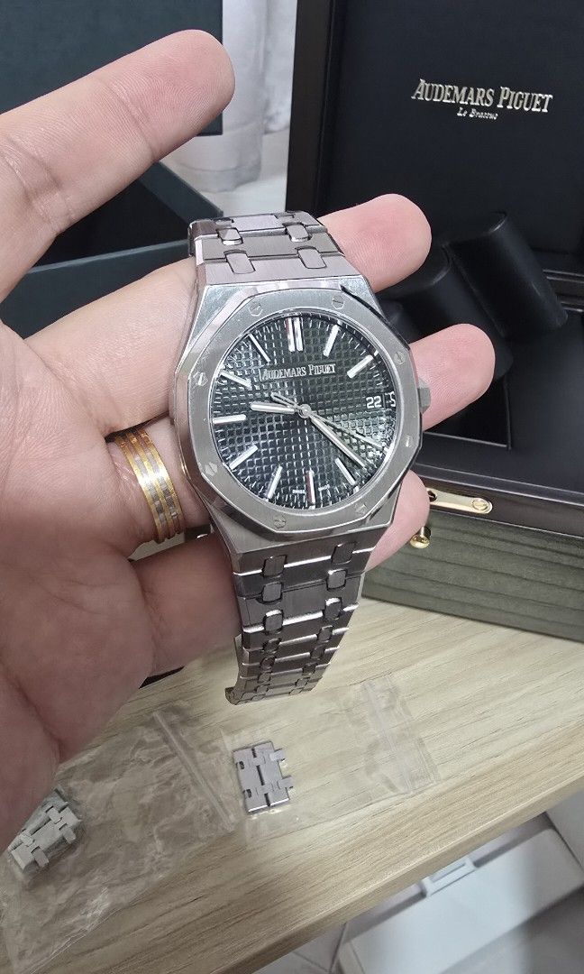 Unpolished LNIB Jun 2023 Audemars Piguet Royal Oak 15510ST Green Dial 15510ST.OO.1320ST.09 (Category: Watches) located in Singapore. Submitted by jjishere (Listing ID 1433590799, Image 1). Description: ​​Model: 15510ST.OO.1320ST.04 ​Dial: Khaki Green "Grande Tapisserie" ​Condition: Very well taken care/unpolished with RX8 Stickers ​Dated: 20/11/2023 ​Set: Inner/outer boxes, warranty card, and all original links. -Authentication at buyer cost. -Ba