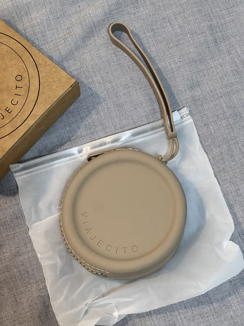 Viajecito Smile in Fog (Category: Wallets & Card holders) located in Quezon City. Submitted by namasteing (Listing ID 1433646827, Image 2). Description: 💌 bnew and sealed 💌 retails for 599php 💌 fits your keys, coins - other tiny items you may have as well 💌 it's silicone so it is so easy to maintain. just wipe with a wet one and it's clean!.