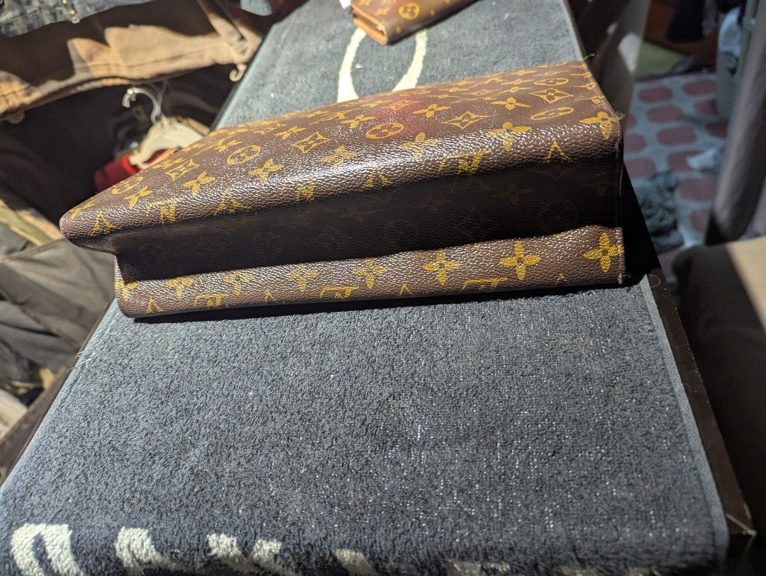Vintage lv pouch (Category: Luxury Bags & Wallets) located in Mabalacat. Submitted by samberr1827 (Listing ID 1433664179, Image 3). Description: .