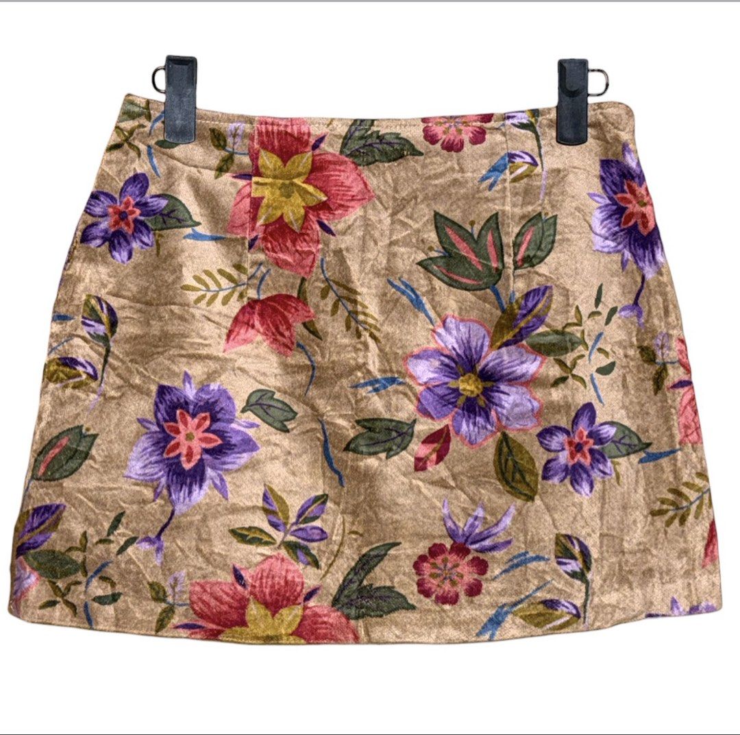 VINTAGE STYLE FLORAL MINI SKIRT SIZE 24-25 (Category: Skirts) located in Taguig. Submitted by moiicloset101 (Listing ID 1433709995, Image 2). Description: .