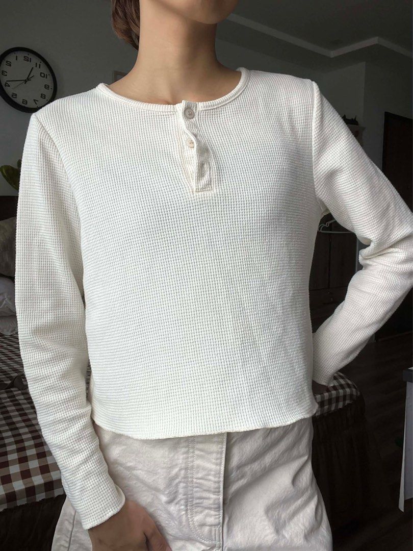 White Basic Top (Category: Blouses) located in Manila. Submitted by ashebear (Listing ID 1433678497, Image 1). Description: Hi! Preloved Top. • S • San Juan City • DM for more photos.