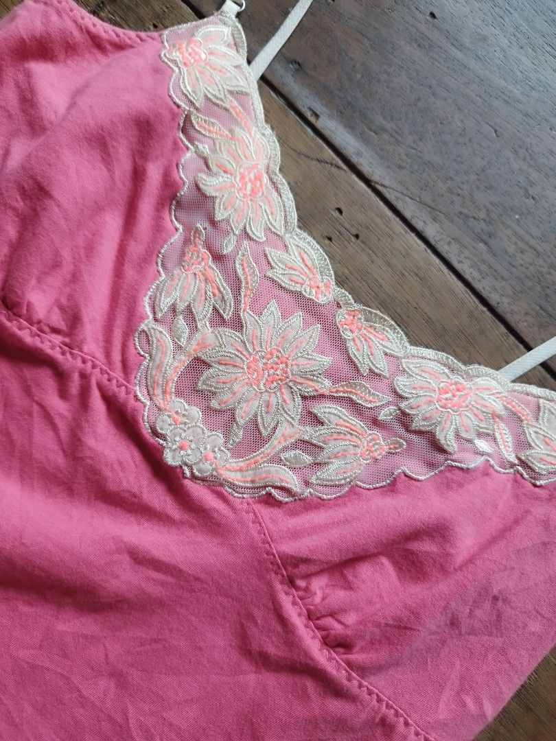 Y2k lace cami top flower design(american eagle) (Category: Sleeveless) located in Lingayen. Submitted by chic_00 (Listing ID 1433658742, Image 2). Description: american eagle small no issue.