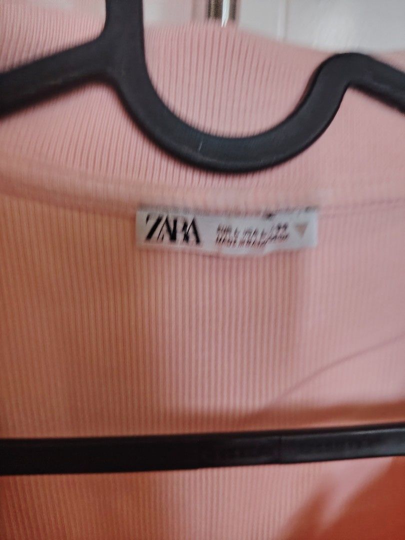 Zara crop top (Category: Others Tops) located in Mandaluyong City. Submitted by pinkcel (Listing ID 1433674868, Image 2). Description: Zara crop top Lightly used Size L Sf shouldered by the buyer.