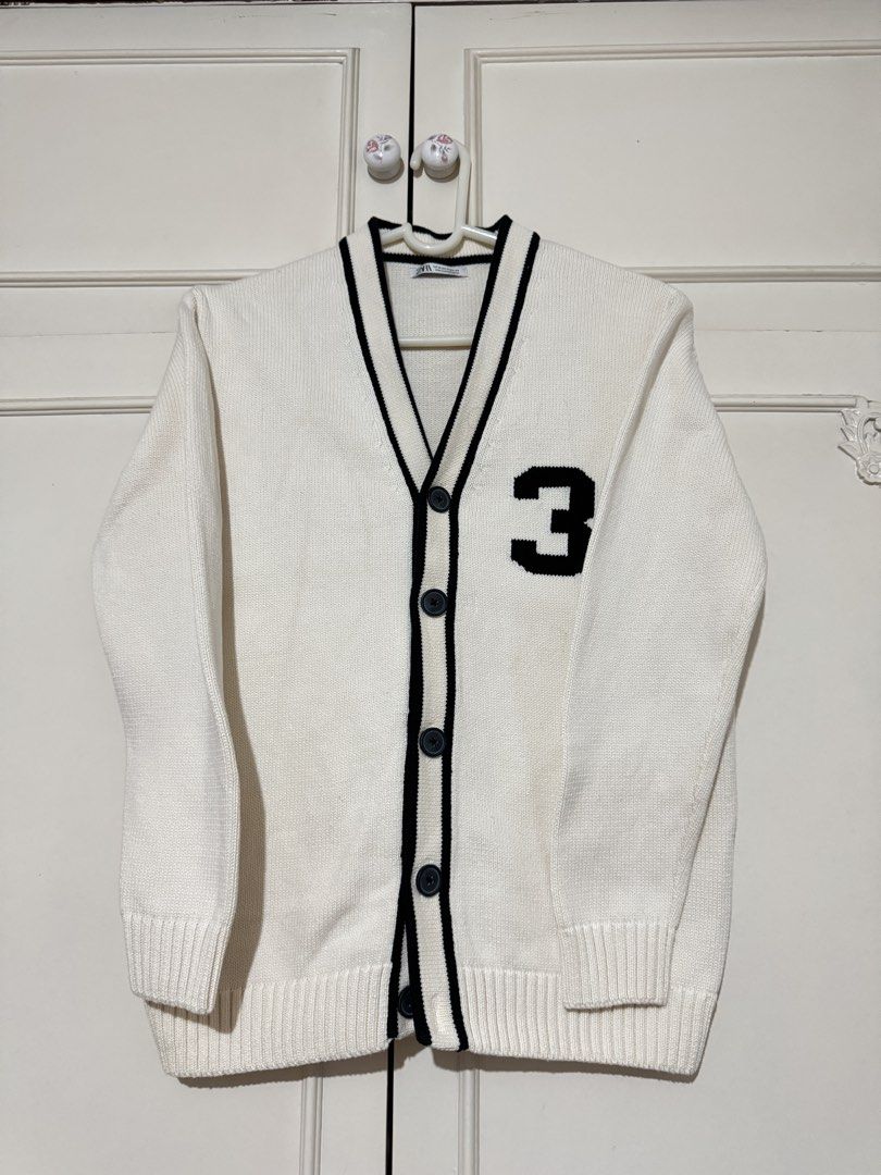 Zara White Knit Cardigan (Category: Coats, Jackets and Outerwear) located in Quezon City. Submitted by k_p13 (Listing ID 1433695440, Image 1). Description: Zara Knit Cardigan Size M Like new ₱500.