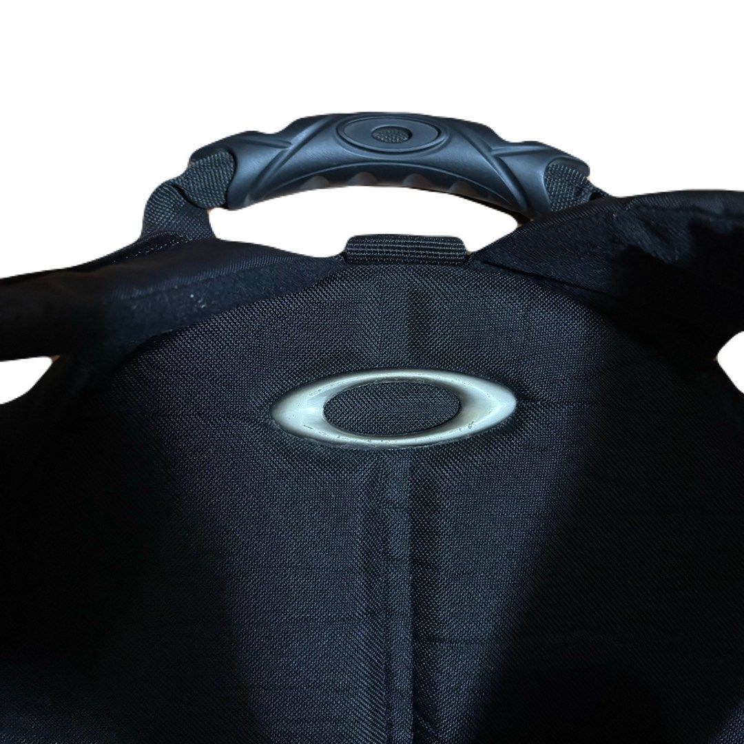 00’s Oakley 2.0 Backpack (Category: Backpacks) located in Quezon City. Submitted by loveliescrushing (Listing ID 1433962920, Image 3). Description: Very versatile piece from oakley I used this everytime I hike, it has like 6-8 pockets. Issue: Rust on metals (fixable) and I sewed the net pocket. We can do lalamove and J&T delivery (shoulder it) Bag, Backpack, Bagpack, .