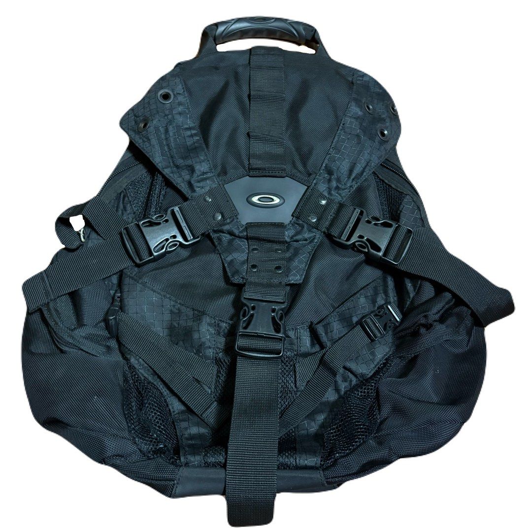 00’s Oakley 2.0 Backpack (Category: Backpacks) located in Quezon City. Submitted by loveliescrushing (Listing ID 1433962920, Image 1). Description: Very versatile piece from oakley I used this everytime I hike, it has like 6-8 pockets. Issue: Rust on metals (fixable) and I sewed the net pocket. We can do lalamove and J&T delivery (shoulder it) Bag, Backpack, Bagpack, .