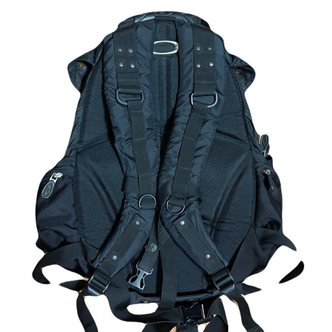 00’s Oakley 2.0 Backpack (Category: Backpacks) located in Quezon City. Submitted by loveliescrushing (Listing ID 1433962920, Image 2). Description: Very versatile piece from oakley I used this everytime I hike, it has like 6-8 pockets. Issue: Rust on metals (fixable) and I sewed the net pocket. We can do lalamove and J&T delivery (shoulder it) Bag, Backpack, Bagpack, .