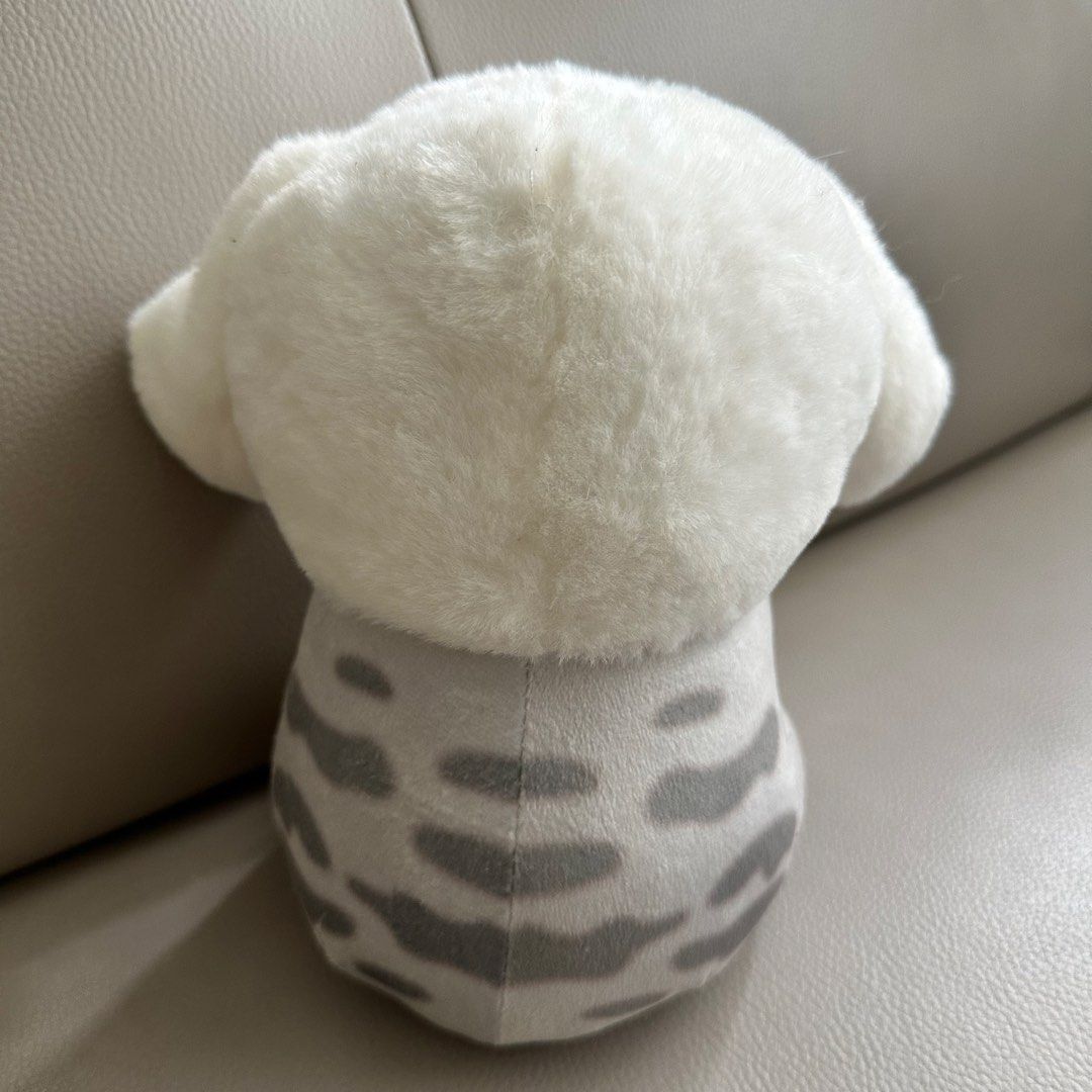 公仔 （分類：絨毛玩具）位於 Hong Kong。 由 hellokitty1288 提交（商品編號 1433808353，圖片 4）。簡介： 全新 $50 Adorable plushie featuring a grey cat wearing a white bunny costume. The cat has green eyes and a pink nose. The bunny hood has blue accents. The plushie is soft and cuddly, perfect for collectors or as a gift. It is a cute and unique item.。