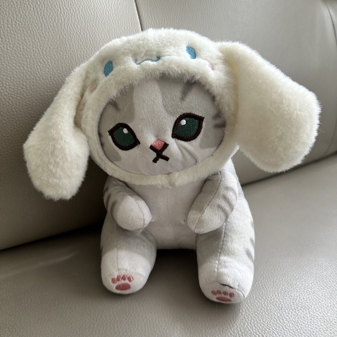 公仔 （分類：絨毛玩具）位於 Hong Kong。 由 hellokitty1288 提交（商品編號 1433808353，圖片 3）。簡介： 全新 $50 Adorable plushie featuring a grey cat wearing a white bunny costume. The cat has green eyes and a pink nose. The bunny hood has blue accents. The plushie is soft and cuddly, perfect for collectors or as a gift. It is a cute and unique item.。
