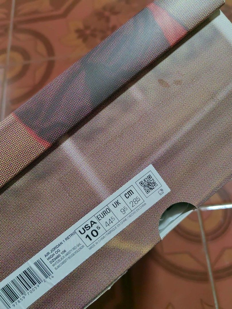 Air Jordan 1 Retro High OG (Category: Sneakers) located in Carmona. Submitted by hapikokoy (Listing ID 1433811517, Image 3). Description: -Solid Item! -Excellent Condition To Good As New! -2 - 3x lang nagamet! -Size : US10.5 *Huwag po mahihiyang tumawad😉❤️.