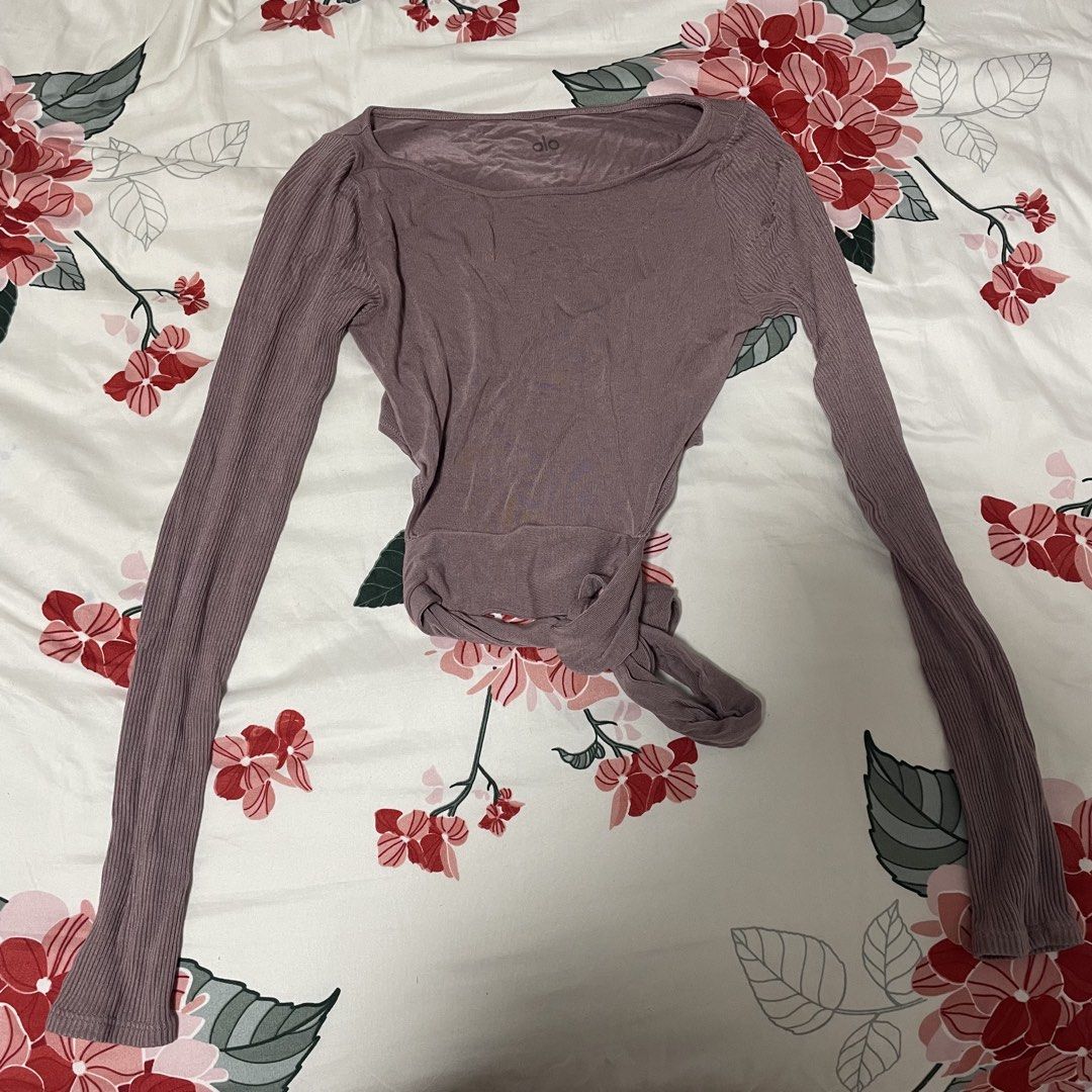 Alo yoga barre long sleeve crop top mauve pink (Category: Activewear) located in Singapore. Submitted by chairman.meow (Listing ID 1433957204, Image 3). Description: No trades Tracked mail $2 or pick up Potong Pasir Size S stretchable Adjustable self tie detail Good condition no defects .