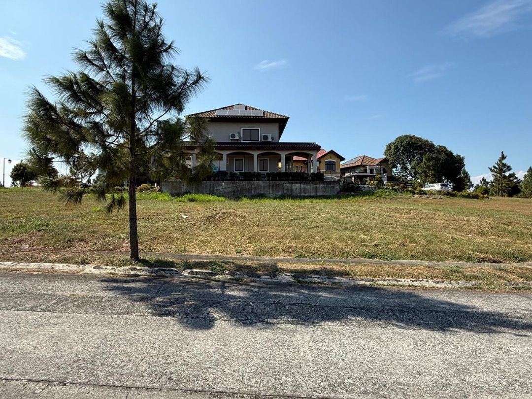 AMORE PORTOFINO LOT (Category: Lot) located in Makati City. Submitted by monica_dy (Listing ID 1433812738, Image 1). Description: FOR SALE: Amore at Portofino (Las Pinas/Cavite) Lot Area: 284 sqm South East Facing; Regular Shaped Lot Clean Title .