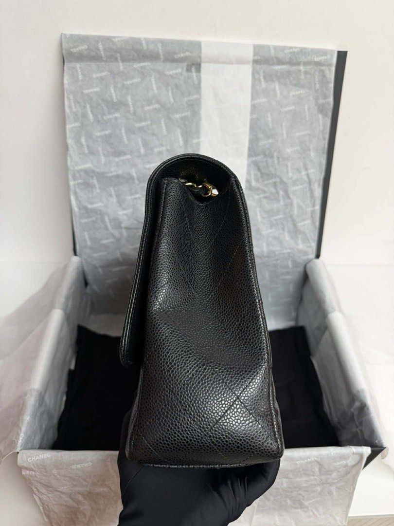Authentic Chanel Classi Maxi Caviar Single flap (Category: Luxury Bags & Wallets) located in Quezon City. Submitted by jhaediah (Listing ID 1379076729, Image 2). Description: Classic Maxi single flap 34cm Black Caviar GHW 14holo With card and dust bag Hk pasbuy ♥️4.23.16.